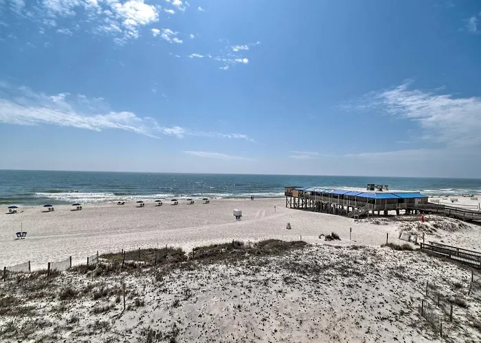 Bright Beachfront W/ Pool Access Holiday home