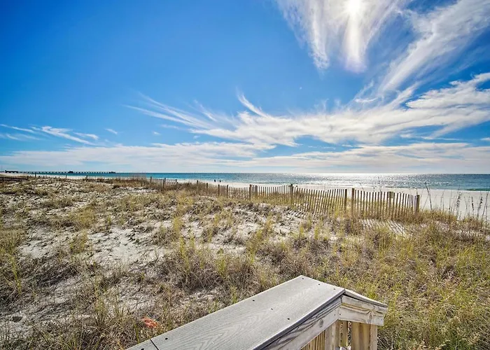 Bright Beachfront W/ Pool Access Holiday home